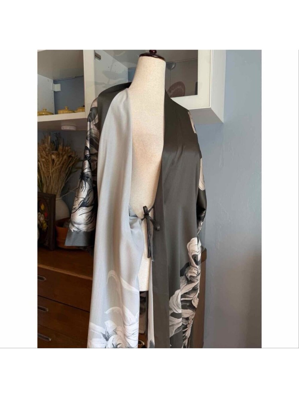Kim + Ono Washable Silk Kiku Short Kimono Robe One Size - Picture 5 of 7